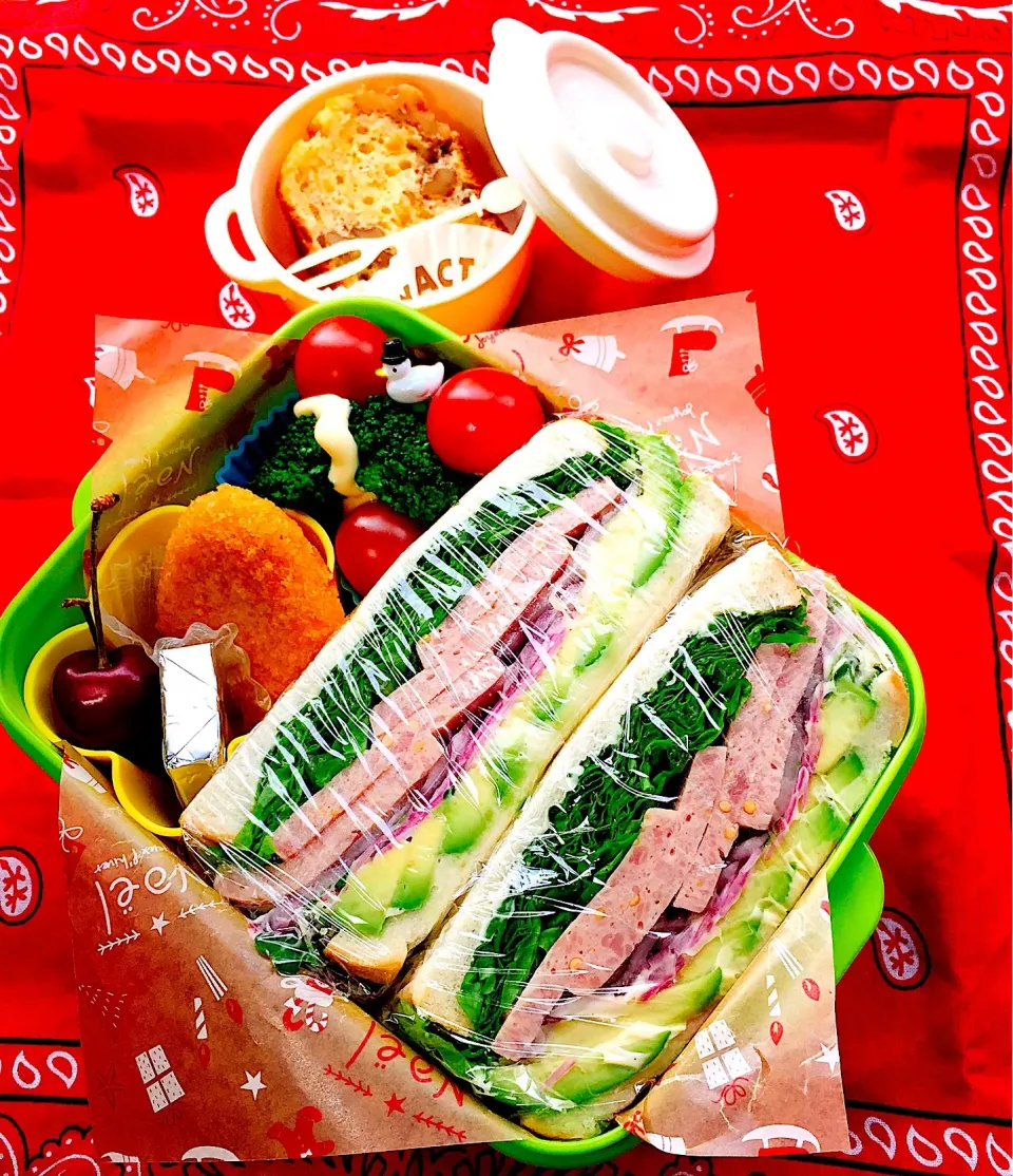 Snapdishの料理写真:#お弁当  #お父さん弁当  #お弁当じまん   #サンドイッチ弁当  #萌え断サンドイッチ   #野菜たっぷり #デザートはアメリカンチェリー🍒 #バナナブレッド  #手作りスイーツ #アボカドサンドイッチ #アボ部 #snapdish|Blueberry🫐さん