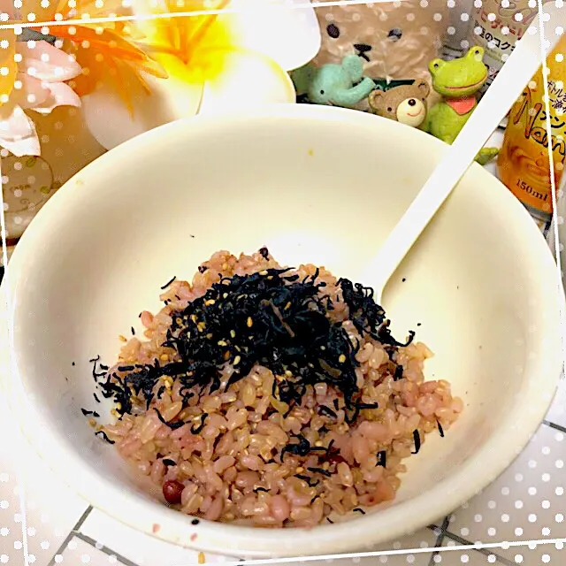 もち麦&ささげ&15雑穀入り
すりゴマたっぷり玄米ご飯♥︎︎∗︎*ﾟ
生ひじきふりかけで(((o(*>▽︎<)o)))|Mehco Coconutvanillaさん