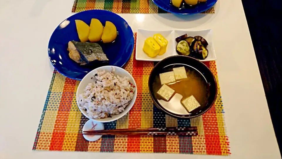 Snapdishの料理写真:今日の夕食 ぶり大根、なすのめんつゆ、だし巻き玉子、雑穀米、高野豆腐とわかめの味噌汁|pinknari🐰🌈さん