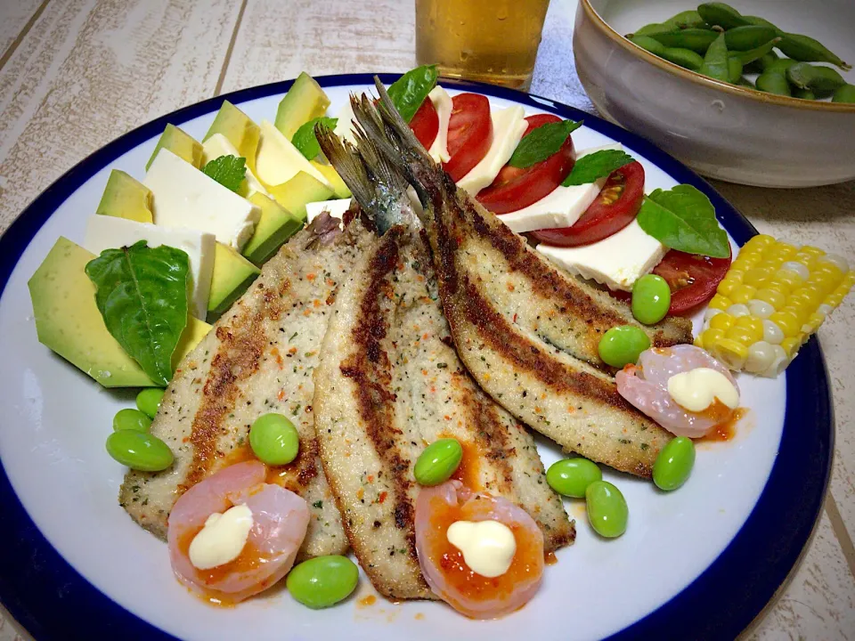 Snapdishの料理写真:今日の男飯(｡-_-｡)イワシのムニエル&未完熟アボカドσ(^_^;)と完熟トマトのカプレーゼ🍅チーズと豆腐使い🎶|ひーちゃんさん