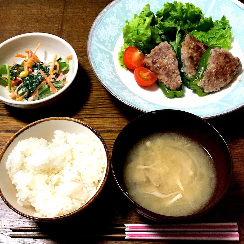 Snapdishの料理写真:#土鍋ごはん 
 #ピーマンの肉詰め 
 #小松菜のサラダ 
 #玉ねぎと舞茸の味噌汁|まきさん