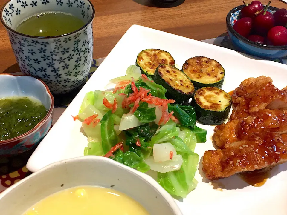 Snapdishの料理写真:晩御飯
チキン南蛮甘辛ソース、茹でキャベツと桜エビのサラダ、ズッキーニオリーブオイル炒め、白米、コーンスープ、めかぶの酢の物、アメリカンチェリー、緑茶|かよちゃんさん