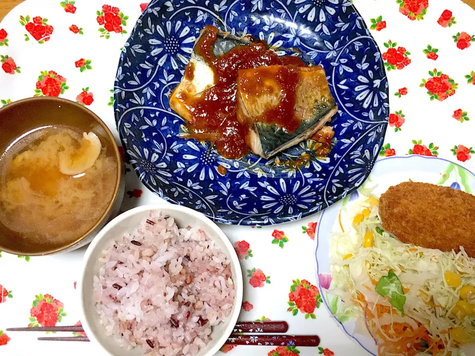 鯖の味噌煮🐟
牛肉コロッケとコーン入りサラダ🌽🥗
豚肉と新玉ねぎのお味噌汁
スーパーフード雑穀ごはん🍚🥢|yumyum😋さん