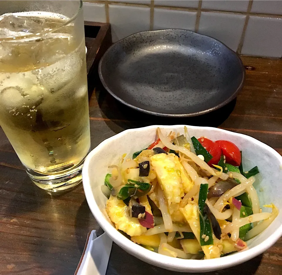 Snapdishの料理写真:夏野菜ナムルでハイボール
#居酒屋ヲヰヌ温泉
#ちょっと濃い目のハイボール|mottomoさん