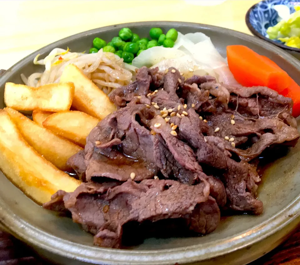 営業マンの昼ごはん☀️☀️☀️
牛肉南蛮焼定食700円😁
ごはんと味噌汁、漬物がつきます。|ぽんたさん