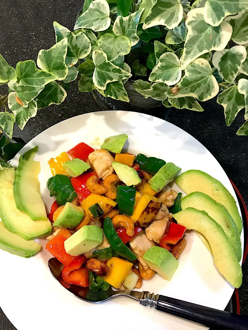 鶏肉とカッシュナッツ、色どり野菜炒め、アボガド添え🥑|シュトママさん