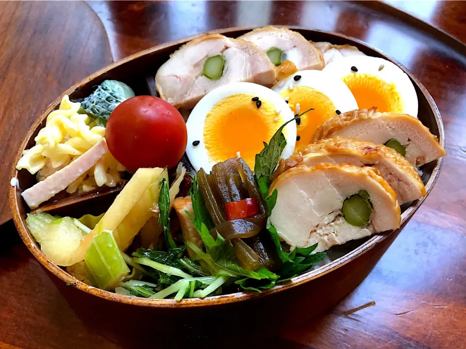 Snapdishの料理写真:本日もお弁当🍱アスパラチキンロール🍗マカロニサラダ🥗セロリとシーチキンの玉ねぎドレッシング和え（セゾンファクトリーのドレッシング使用）😎友人作成の蕗煮付け🥒 #息子弁当  #わっぱ弁当  #まきまき  #ゆで玉子🥚  #たまねぎドレッシング  #セゾンファクトリー  #アスパラ肉巻き  #チキンロール|Yukie  Toriseさん