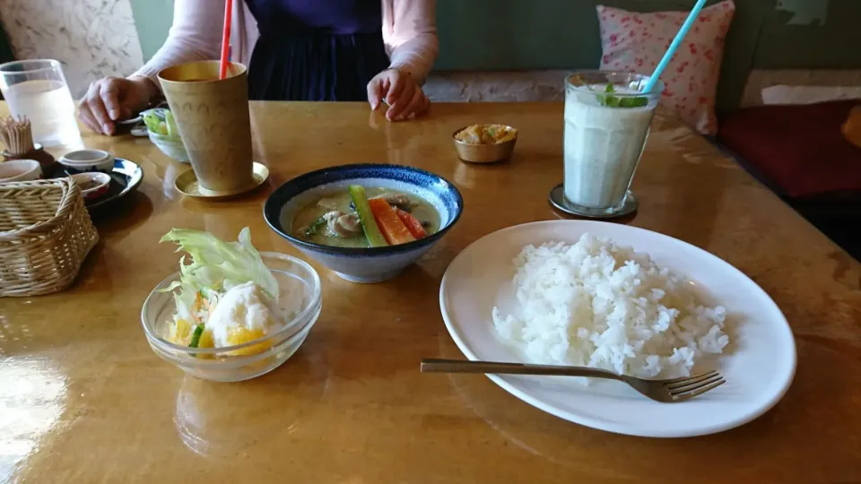 タイカレー
トマトとなすのカレー

京都 一乗寺

ミントラッシーとチャイが絶品|Hiroki  Moriさん