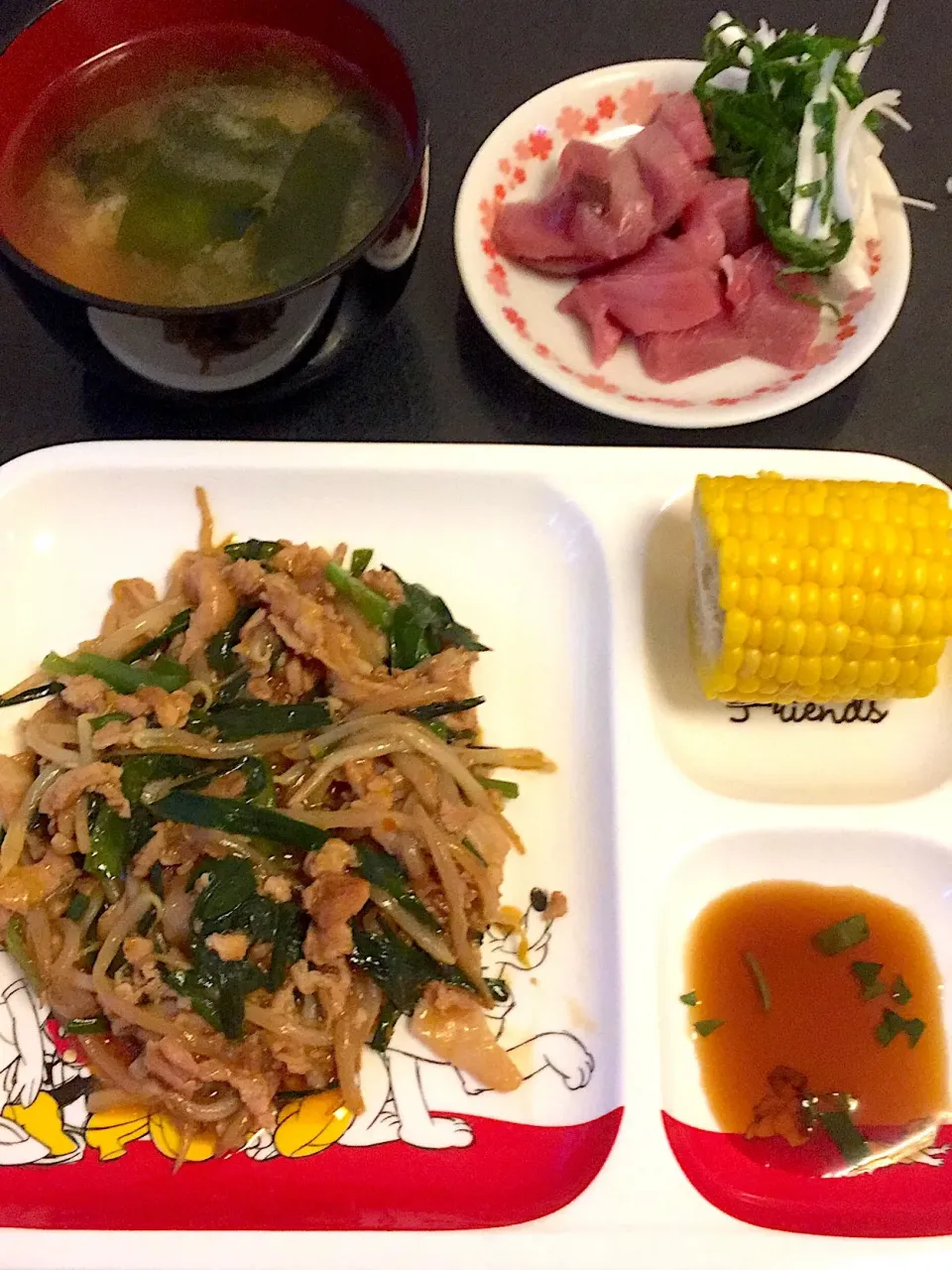 Snapdishの料理写真:豚肉とニラもやしの香味炒め & カツオの刺身 & 茹でとうもろこし & じゃがいもとワカメのお味噌汁|ぺろたんさん