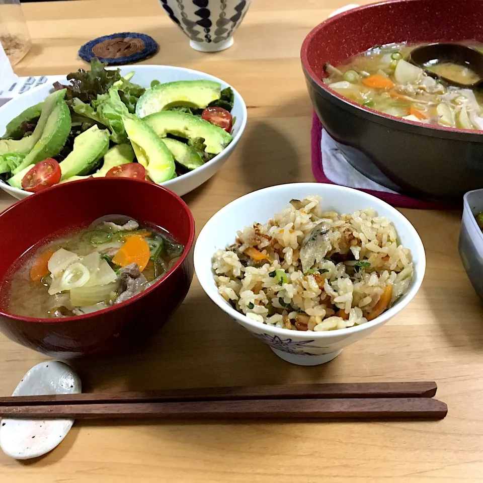 野菜たっぷり豚汁🐷
アボカドサラダ🥗
大根の葉とツナの炊き込みご飯|よんさん