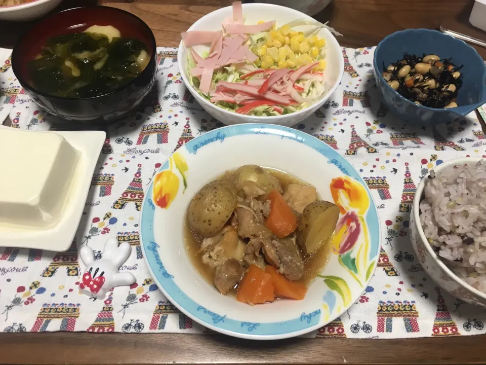 ＊鶏じゃが ＊ひじきの煮物 ＊お麩とわかめの味噌汁 ＊豆腐 ＊サラダ ＊雑穀米|みきゃこさん