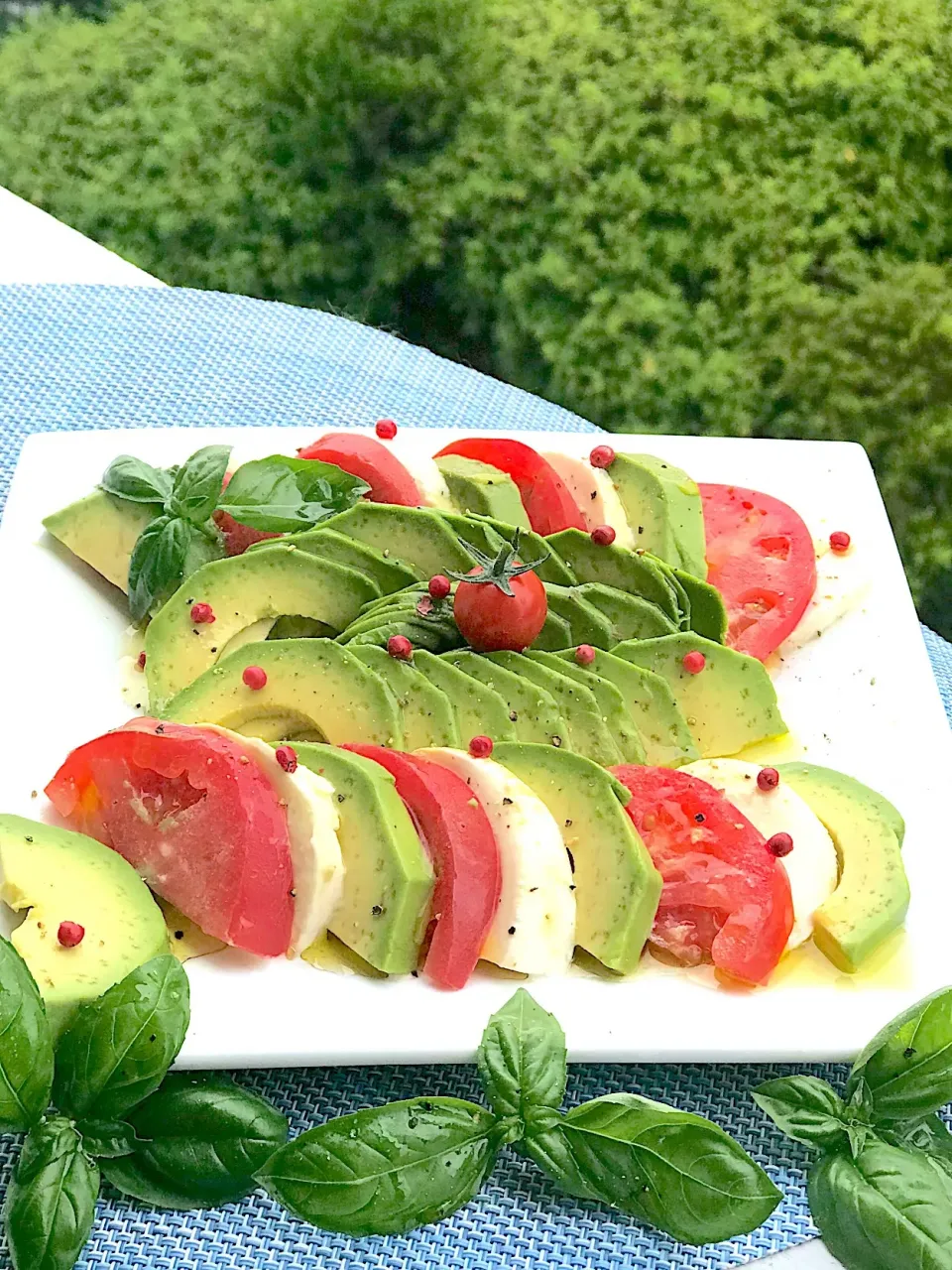 一個まるごとアボガド🥑カプレーゼ🥑🧀🍅ドレッシング後|シュトママさん