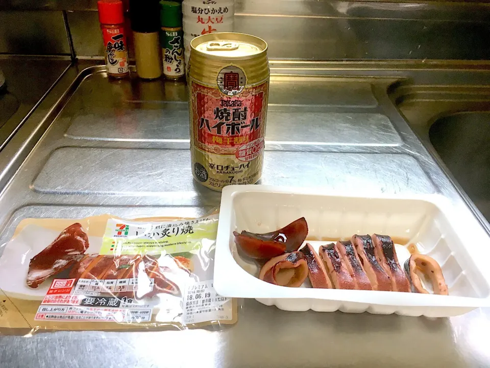 Snapdishの料理写真:夜勤明けコンビニに寄ったらへぇ〜いか炙り焼き|Tarou  Masayukiさん