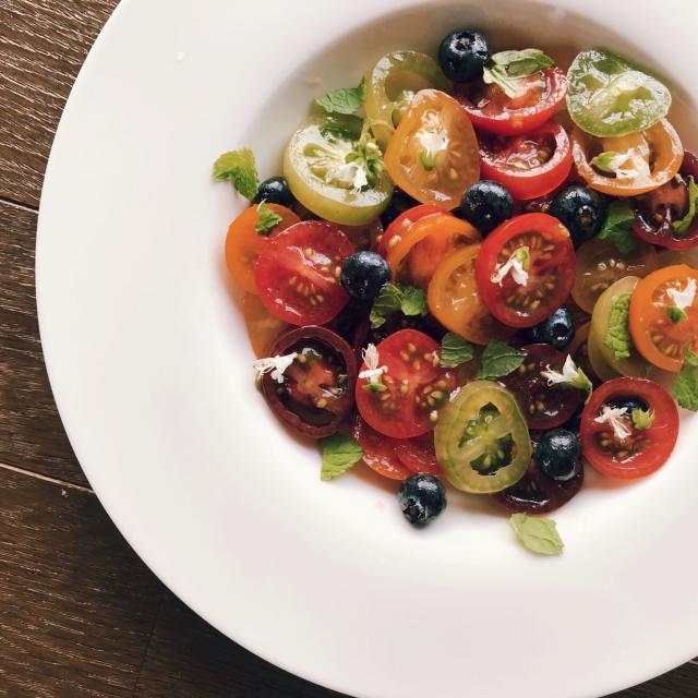 カラフルトマトとブルーベリーのサラダ/やまだ | Snapdish[スナップ