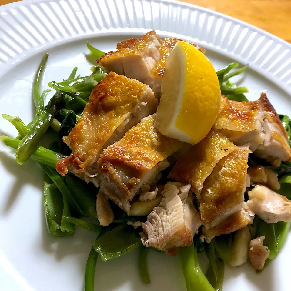 Snapdishの料理写真:鶏もも肉の塩焼きとエンサイのにんにく炒め|沖縄「ピロピロ」ライフさん