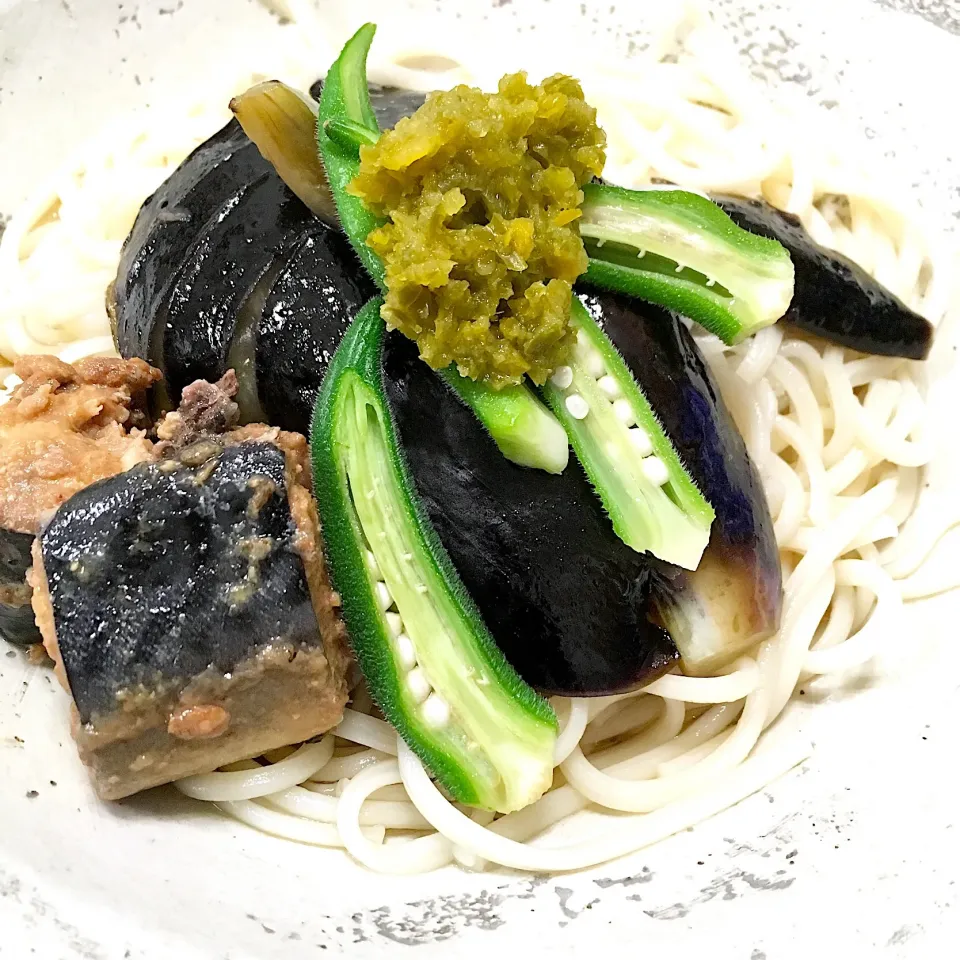 茄子の甘辛煮、麺つゆオクラ、鯖味噌煮缶の乗ったぶっかけ素麺💕|key♪さん