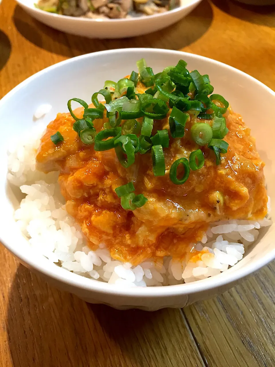 鶏チリ丼|まつださんさん