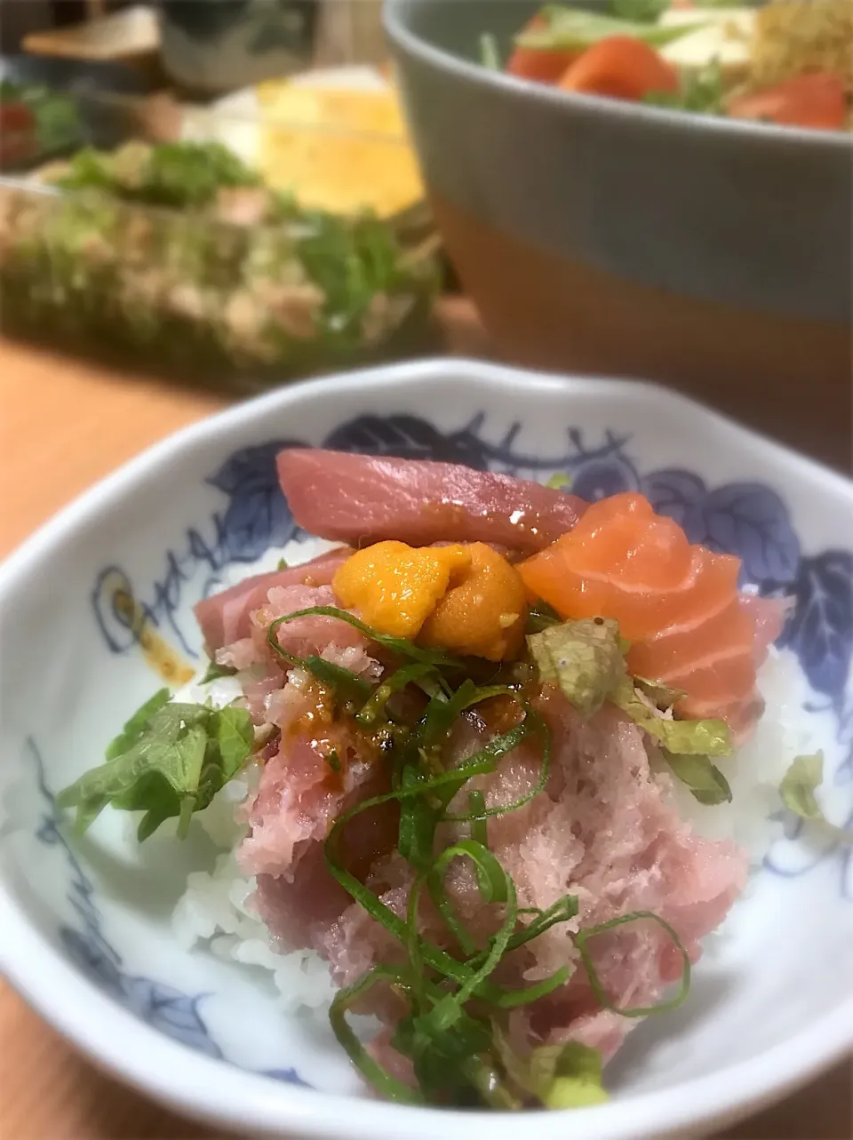 Snapdishの料理写真:6月17日晩ごはん。

好きなもののせて海鮮丼。|らぶかさん