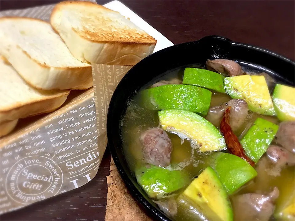 アボカド🥑と鶏ハツ🐔のアヒージョ♪自家製ミニ食パン🍞と共に❤️

#アボカド🥑#アボ部 #アボ部に参加しよう！|桃実さん