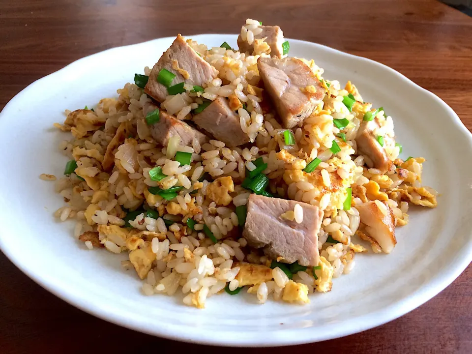 たっぷりチャーシューのニラたま炒飯🍖🍳🌿|ぱぴこ家さん