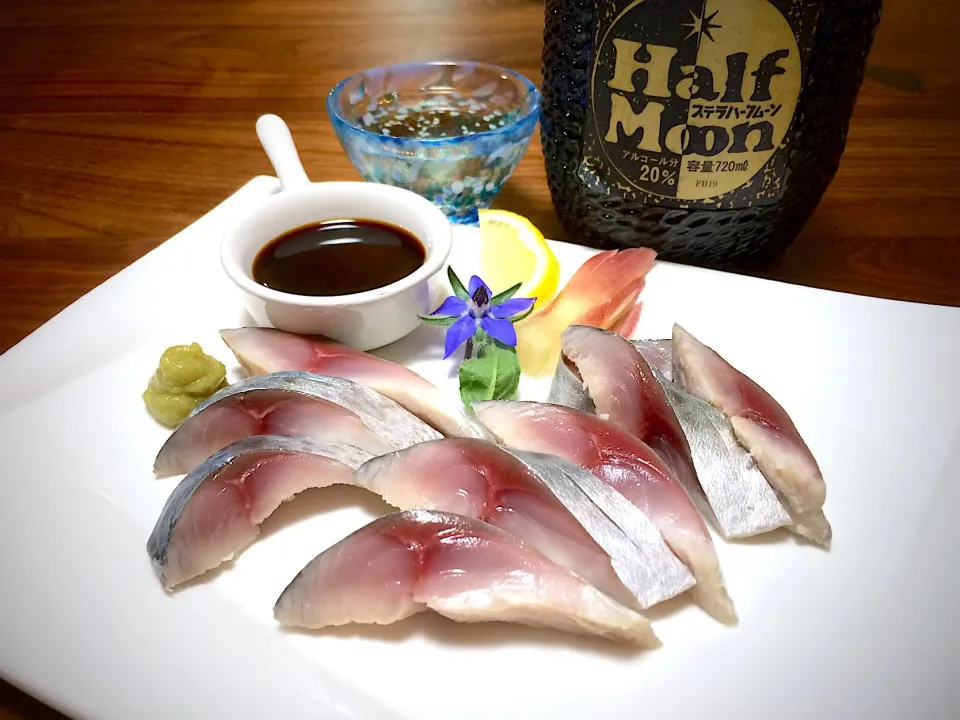 Snapdishの料理写真:ミニゴマサバ酢締め🐟💐
柚子酒＆庭のボリジ青💙|ぱぴこ家さん