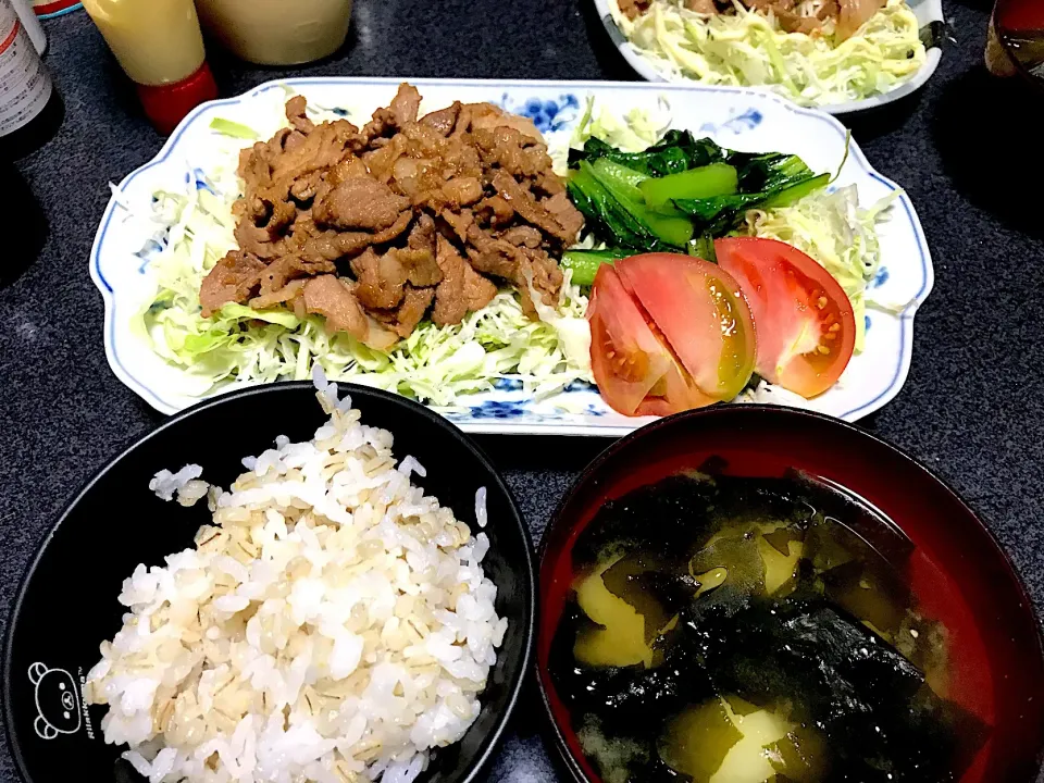 Snapdishの料理写真:もち麦飯、豚生姜焼き、キャベツ小松菜トマトサラダ、じゃがワカメ味噌汁|ms903さん