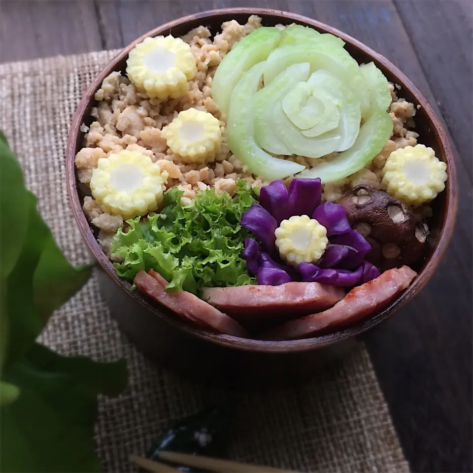 Snapdishの料理写真:そぼろ丼 野菜のお花達 #今日のお弁当|puchan_cafeさん