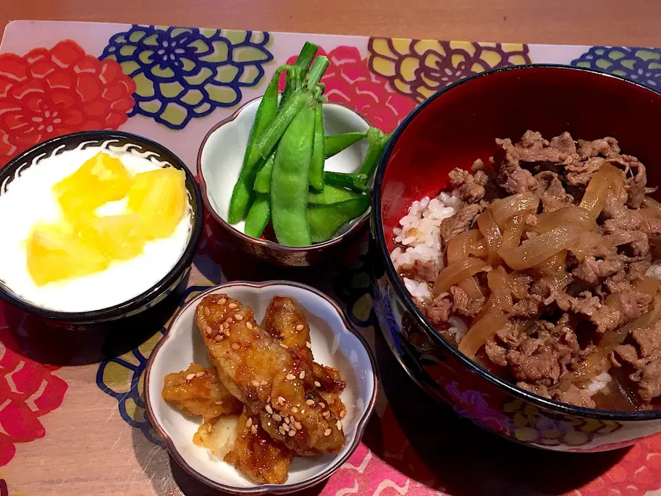 朝ごはん
牛丼、茶豆、ごぼう揚げ甘辛煮、パイナップル添えヨーグルト|かよちゃんさん