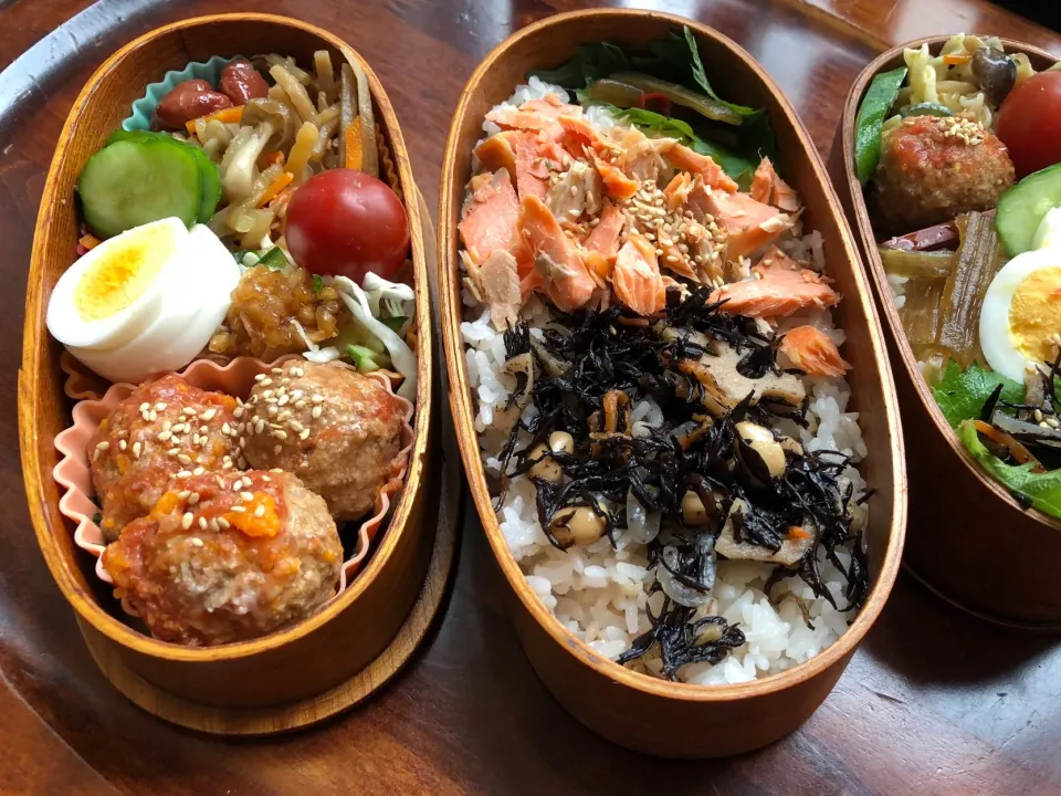 本日もお弁当🍱 ミートボールトマト🍅煮込み、きんぴら、キャベツサラダ（セゾンファクトリーのドレッシング使用）ゆで卵🥚 #息子弁当  #ゆで玉子🥚  #わっぱ弁当  #ミートボール  #ミートボールのトマト煮  #ひじきの煮物  #煮豆|Yukie  Toriseさん