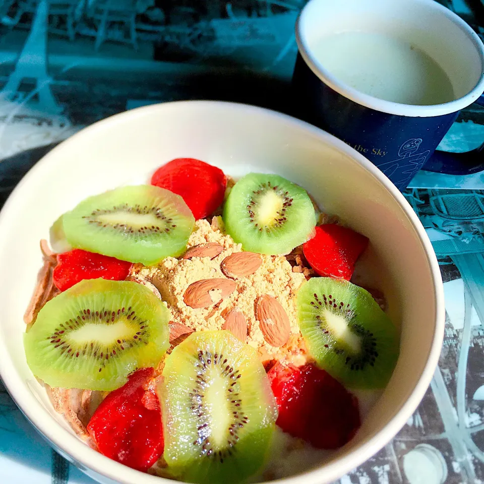 休日のフルッツときなこヨーグルト🥣・さくら抹茶ミルク🌸🥛|キノコ🍄さん