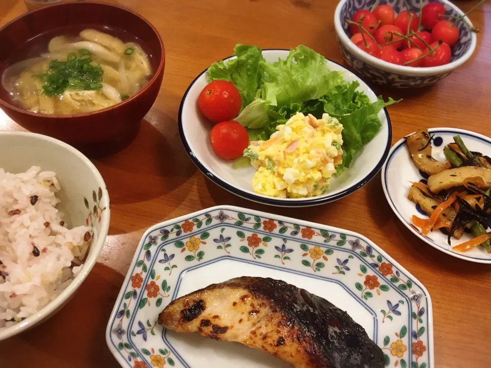 18/06/18 夕飯♪ シルバー西京焼 ポテトサラダ インゲンとさつま揚げとひじきのきんぴら 味噌汁 さくらんぼ|ikukoさん