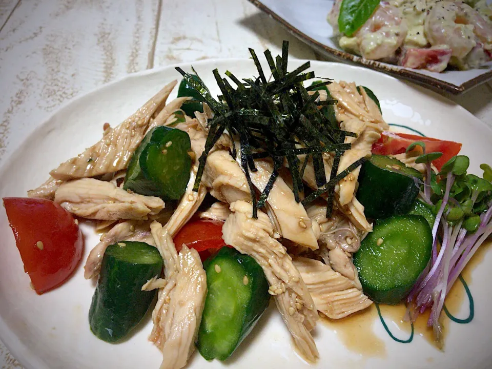 今日の男飯(｡-_-｡)キュウリと鶏胸肉の中華風&アボカドサラダ🥑🥗海老、アボカド、トマト、カサ増し豆腐🎶|ひーちゃんさん