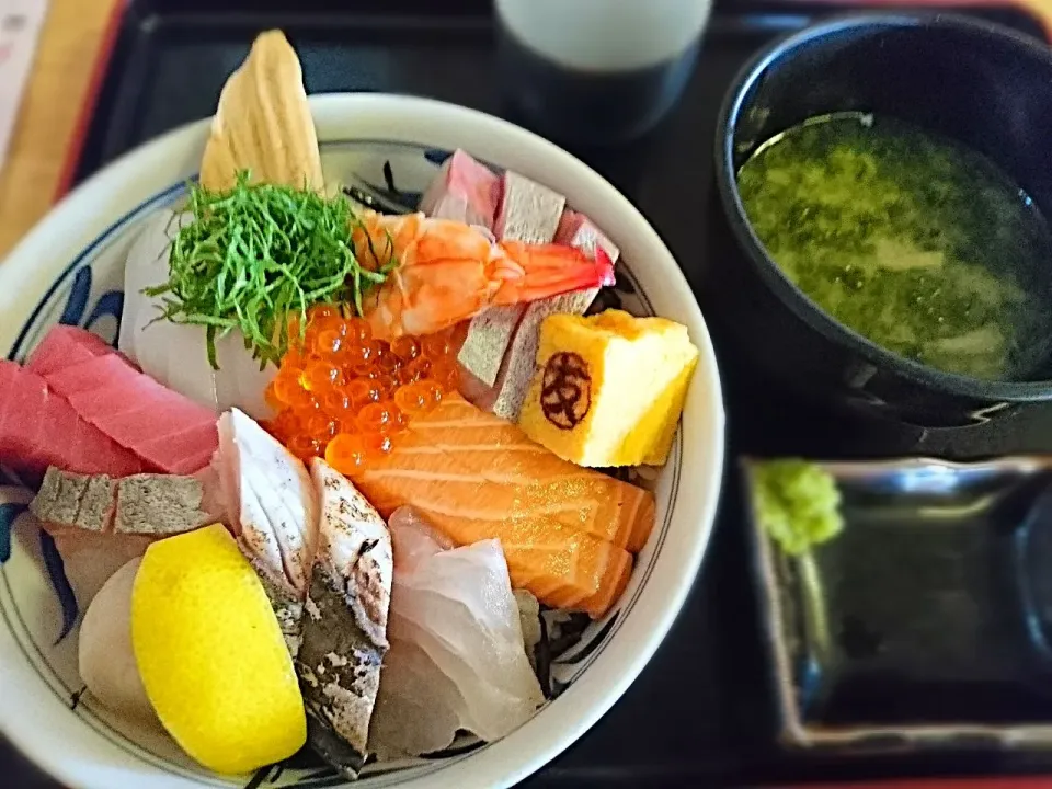 Snapdishの料理写真:海鮮丼、
お味噌汁付き♪
港近くにある鮮魚市場にて❣|yokoさん