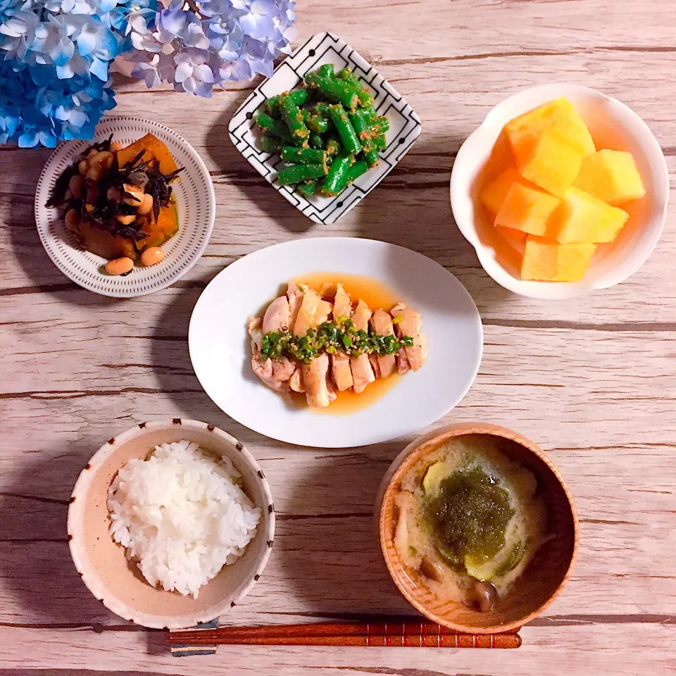 Snapdishの料理写真:✦蒸し鶏のレモンねぎ醤油かけ
✦いんげんの胡麻和え
✦かぼちゃと大豆とひじきの煮物
✦きゅうりとしめじととろろの味噌汁|はらしおりさん