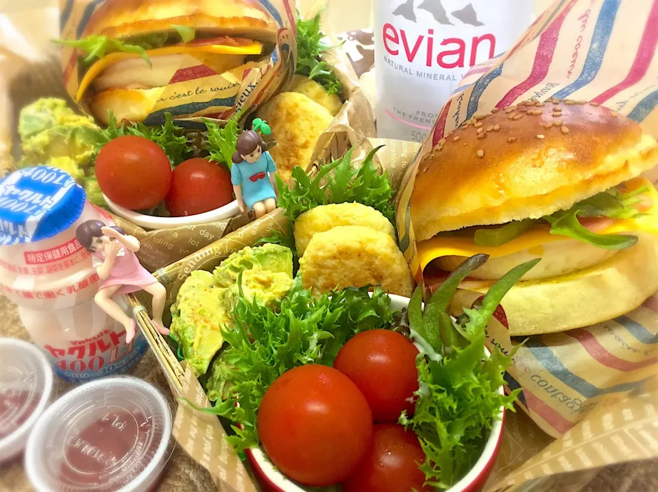 自家製バンズのベーコン🥓チーたまバーガー🍔&焼きナゲット&アボカド🥑明太サラダ&サニーレタス&プチトマト🍅の夫婦お弁当♪

 #アボ部に参加しよう！  #アボ部  #アボカド🥑  #弁当  #フチ子 #ハンバーガー🍔|桃実さん