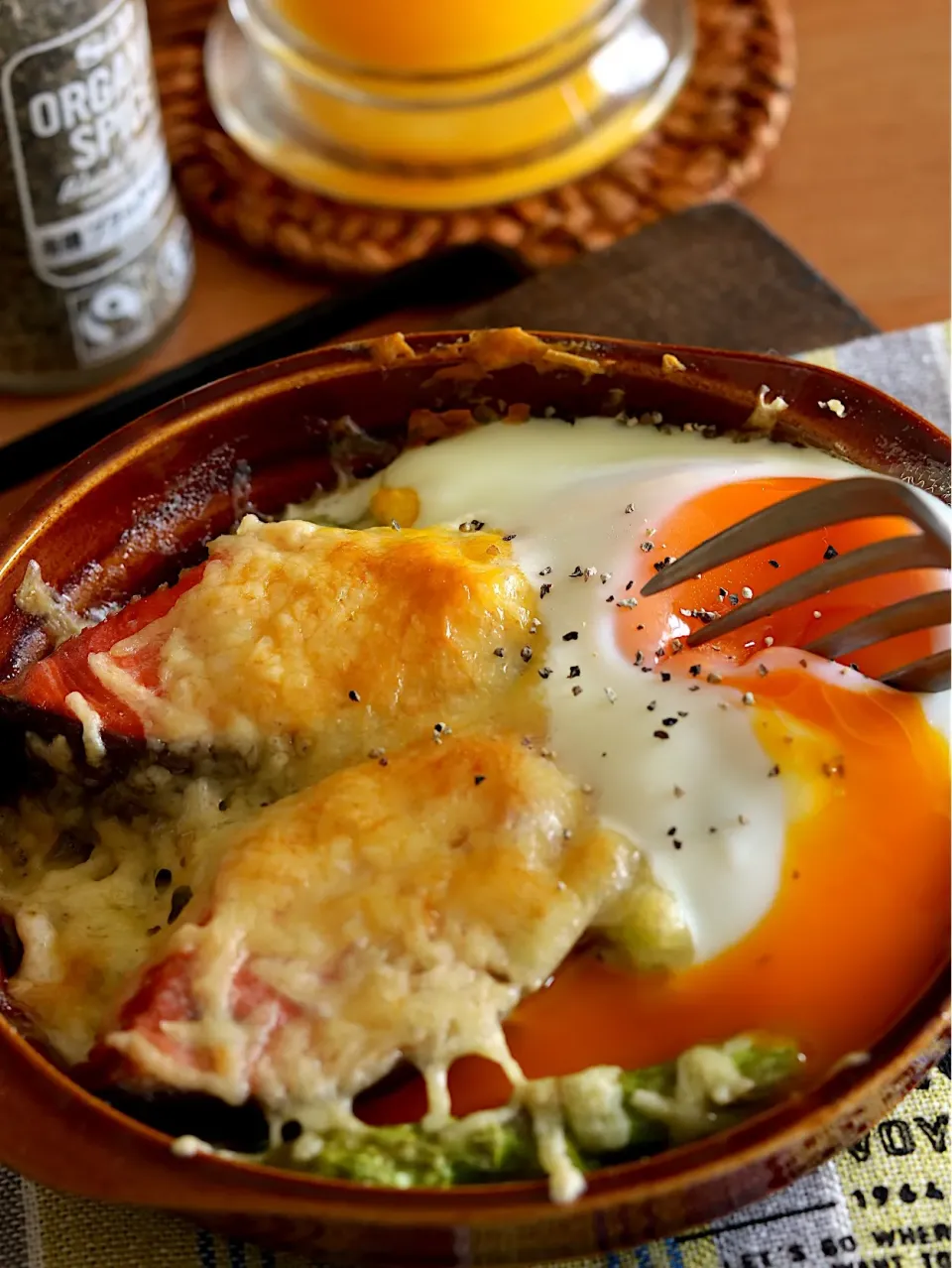 材料重ねて焼いただけ
アスパラと鮭のチーズ焼き|♡Shïmákö♡さん