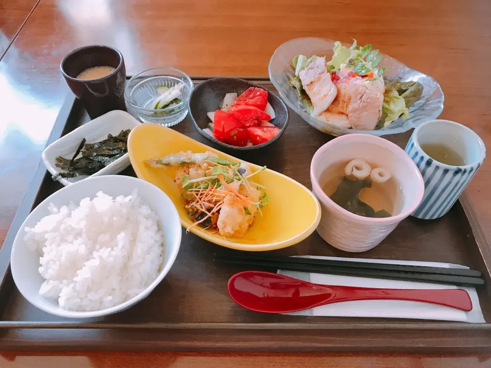 フレッシュトマトと大根のバジルソース
豚肩ロースの炙りと豆腐のサラダ
熟成鶏と野菜の天ぷら|ちゃみこさん