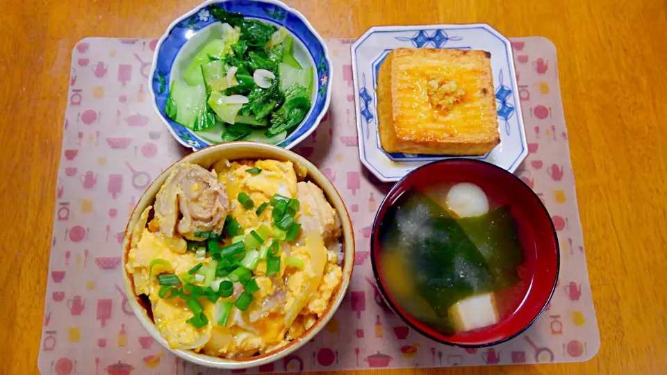 ５月２０日　親子丼　チンゲン菜のにんにくしょうが蒸し　厚揚げ　お味噌汁|いもこ。さん