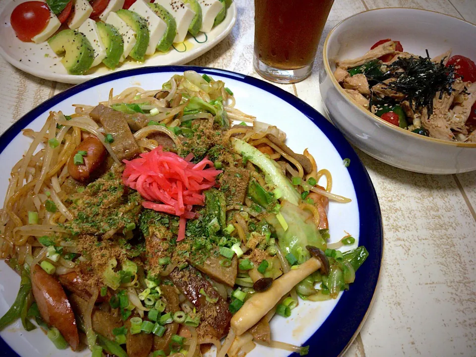 今日の男飯(｡-_-｡)テニス前バージョン🎾

アボカドとトマトのカプレーゼ🎶
本物のモッツアレラを探せ！豆腐🎶σ(^_^;)

昨日の夜作った鶏胸肉とキュウリの中華風

もちもち麺の焼きそば🎶|ひーちゃんさん