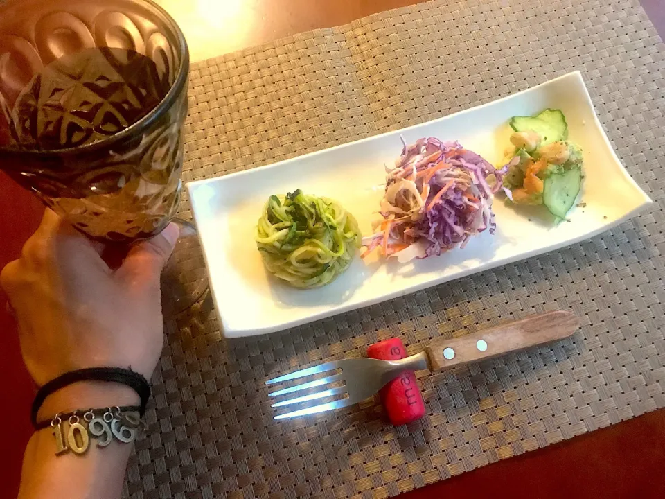 Snapdishの料理写真:wait a moment☝"ちょっとこれで待っててね💓Zoodles<ｽﾞｯｷｰﾆﾇｰﾄﾞﾙ>･Souththern Coleslaw<南部風ｺｰﾙｽﾛｰ>･Avocado&Shrimp<ｱﾎﾞｶﾄﾞ&ｼｭﾘﾝﾌﾟ>|🌈Ami🍻さん