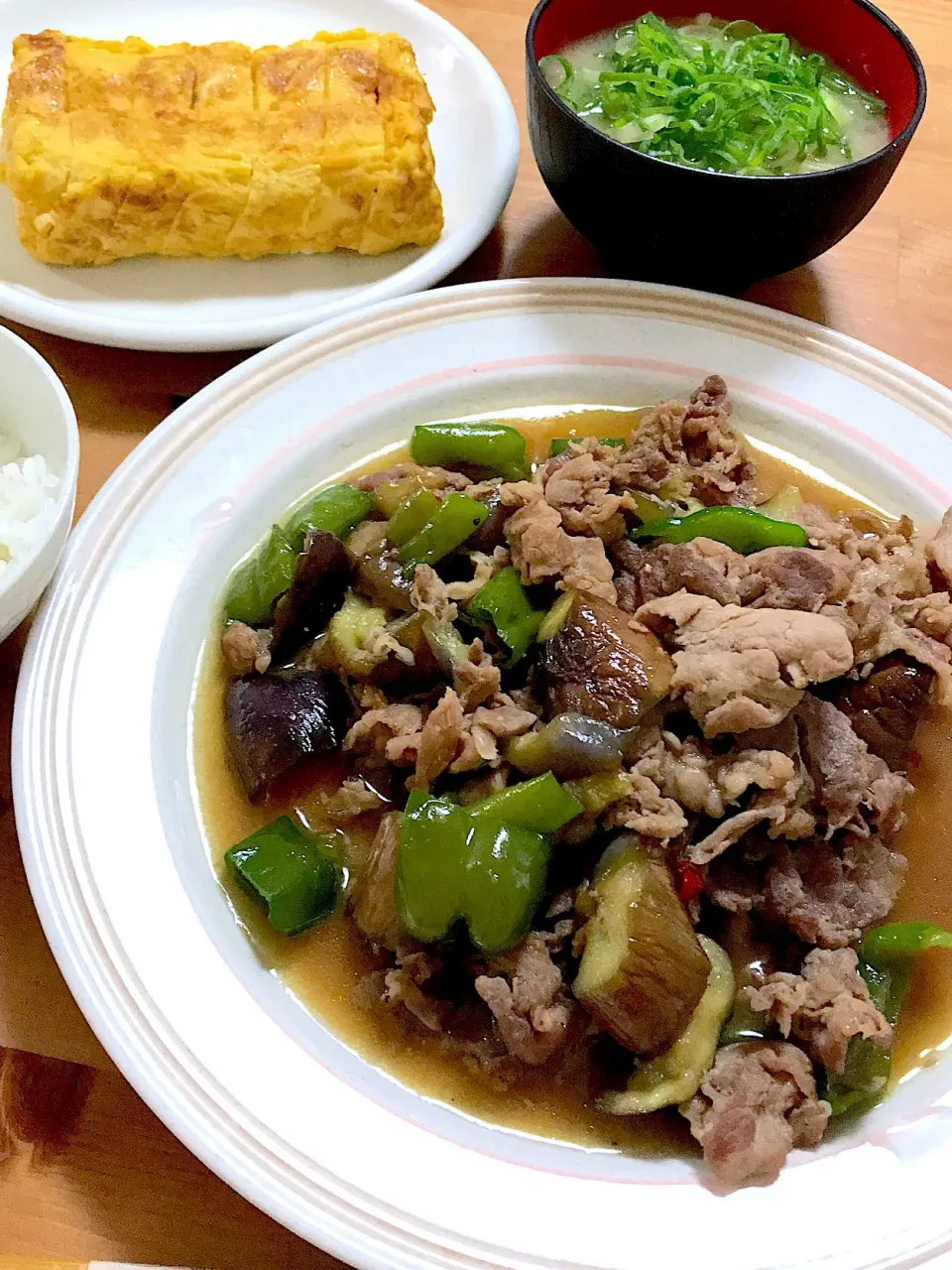 🍳茄子 豚肉 ピーマンの甘辛炒め🍆
🍳きのこのお味噌汁🍄
🍳玉子焼き🥚|gunlove❤さん