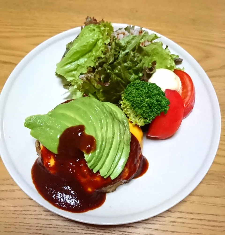 『ようやくアボ部活動ポークハンバーグアボカド🥑添え✨』|seri-chanさん