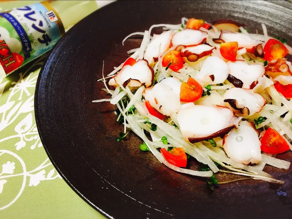 Snapdishの料理写真:我が家の定番サラダ🥗タコ🐙と大根のサラダ|じゅんけさん