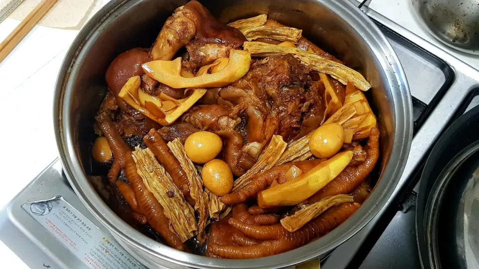 braised trotters, tendon, pig ear, chicken feet, quail eggs, bamboo shoot, bean curd sticks|steven z.y.さん