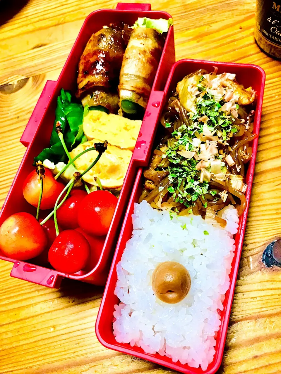 娘のお弁当🍱
#ヘルシー蒟蒻焼きそば
#さくらんぼ🍒
#自家製きゅうり漬け
#出し巻き玉子
#ピーマンのチーズ入り肉巻き|misakoさん