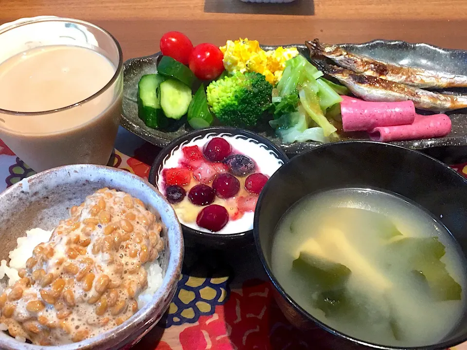 朝ごはん
焼きししゃも、ハム、茹でキャベツ、ブロッコリー、きゅうり浅漬け、アイコ、かぼちゃのサラダ、揚げと豆腐とわかめの味噌汁、白米、納豆、ベリー添えヨーグルト、カフェオーレ|かよちゃんさん