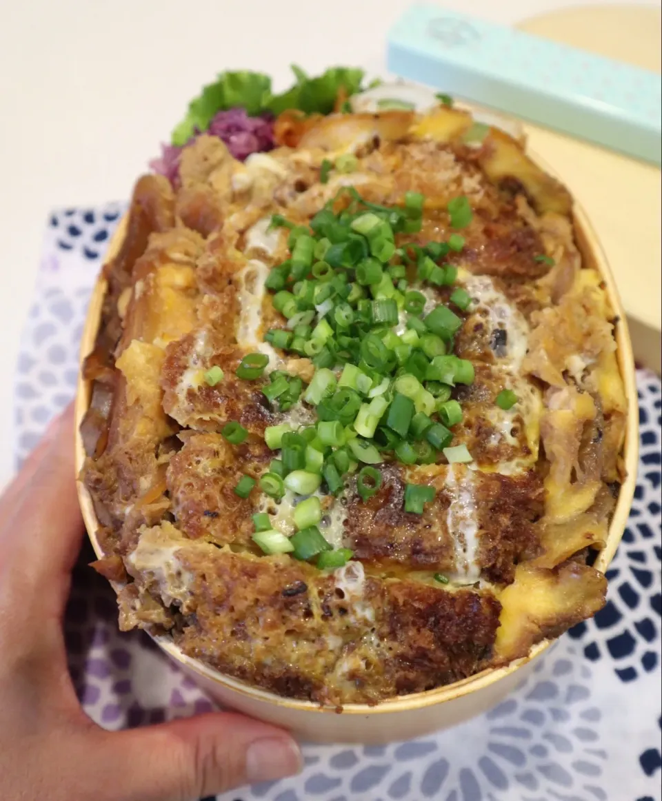 中学生男子弁当🍱
トンカツ丼弁当。
大雨警報発令中の大阪です。。。|なかじー。さん