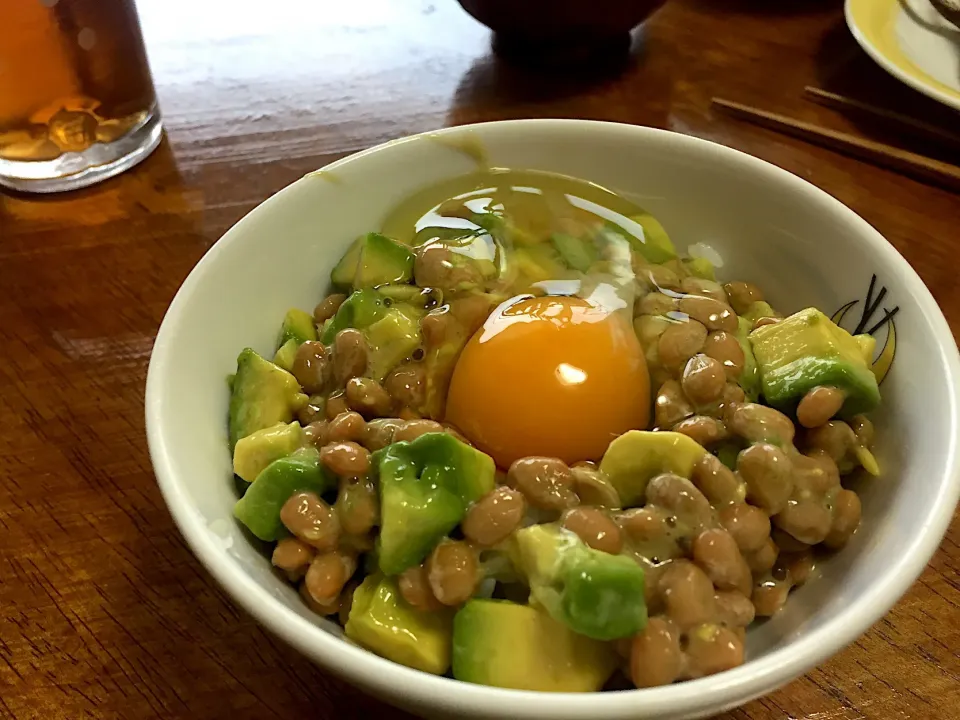 Snapdishの料理写真:アボカド納豆丼で元気な朝を♪|さんだーさん