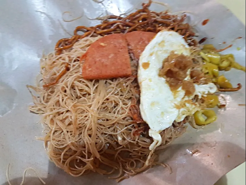 Snapdishの料理写真:fried noodles with egg and luncheon meat😋😍😙|🌷lynnlicious🌷さん