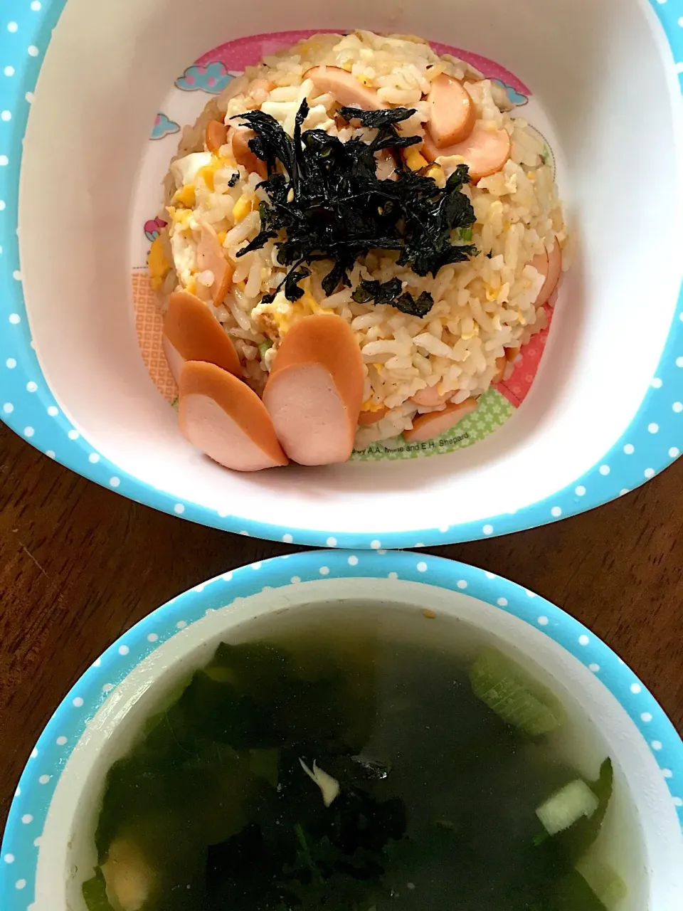 Snapdishの料理写真:Fried rice with sausage and seafood wakame soup|MommyKik & PunPunさん